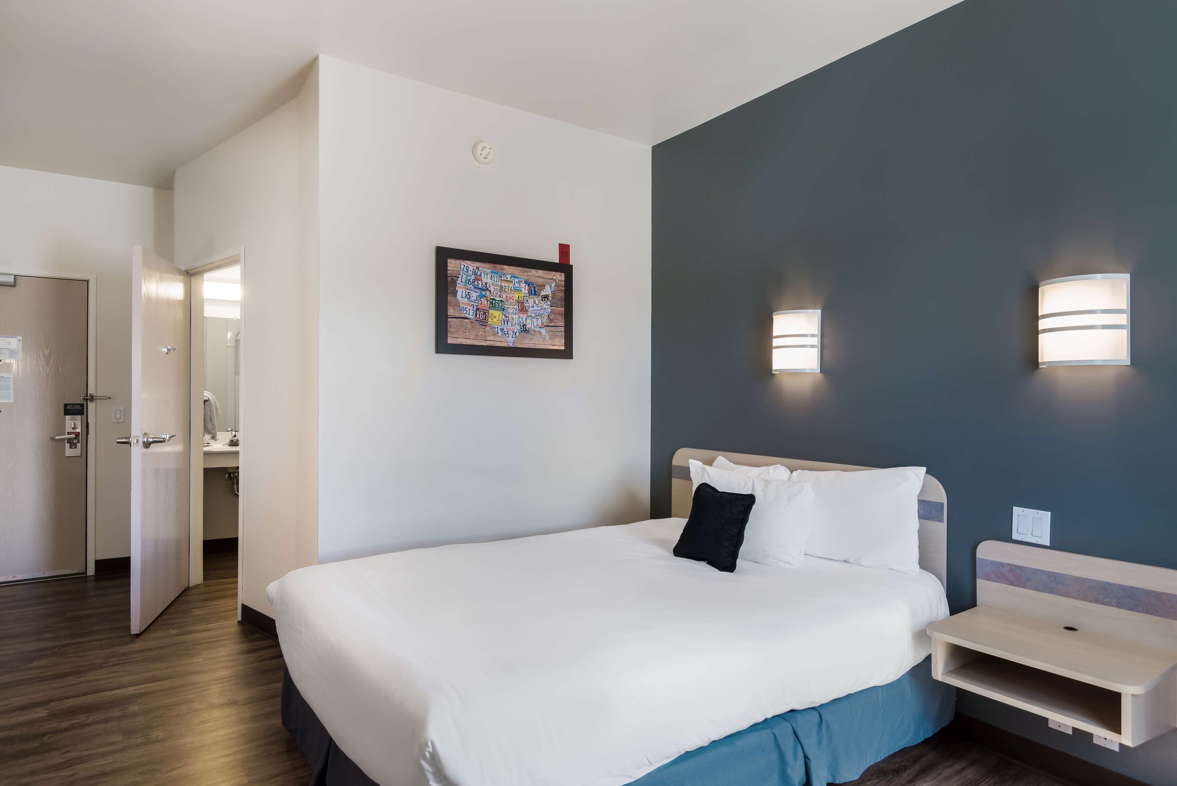 Room, 1 Queen Bed, Accessible (Roll-In Shower) | Bathroom | Combined shower/tub, free toiletries, towels, soap