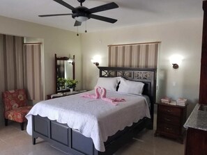 Habitación estándar, 1 cama de matrimonio | 3 dormitorios, caja fuerte, cortinas opacas