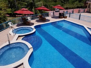 Una piscina al aire libre