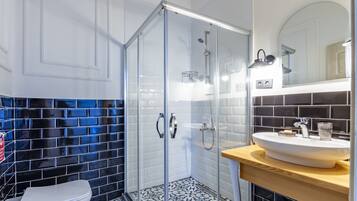 Quarto luxo | Banheiro | Produtos de toalete grátis, secador de cabelo, chinelos
