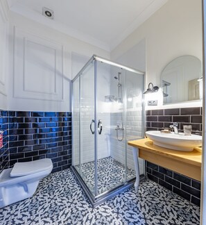 Deluxe Room | Bathroom | Free toiletries, hair dryer, slippers, towels - Cezayir Rooms (Istanbul)