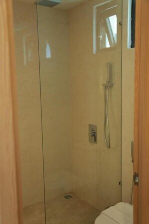 Deluxe-Zweibettzimmer, Meerblick | Badezimmer | Dusche, Regendusche, kostenlose Toilettenartikel, Haartrockner