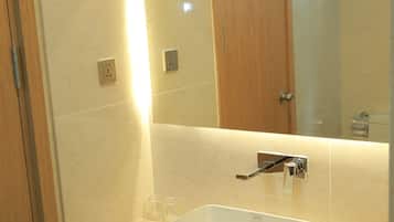 Shower, rainfall showerhead, free toiletries, hair dryer
