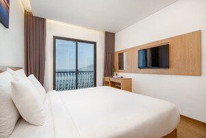 Quarto casal luxo, vista para o mar | Roupas de cama premium, edredons de pluma