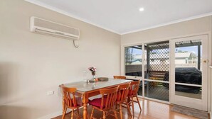 Family House, 3 Bedrooms | In-room dining - Holiday Home in Phillip Island (Cowes)
