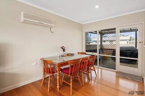 Family House, 3 Bedrooms | In-room dining - Holiday Home in Phillip Island (Cowes)