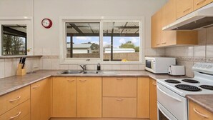 Family House, 3 Bedrooms | Private kitchen | Full-size fridge, microwave, oven, stovetop - Holiday Home in Phillip Island (Cowes)