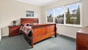 Family House, 3 Bedrooms | 3 bedrooms, blackout drapes, iron/ironing board, cribs (free) - Holiday Home in Phillip Island (Cowes)