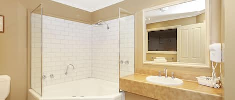 Habitación de lujo, 1 cama de matrimonio grande, no fumadores | Baño | Ducha, artículos de higiene personal gratuitos y secador de pelo