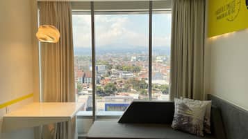 Odada kasa, masa, ücretsiz kablosuz İnternet, çarşaf takımı