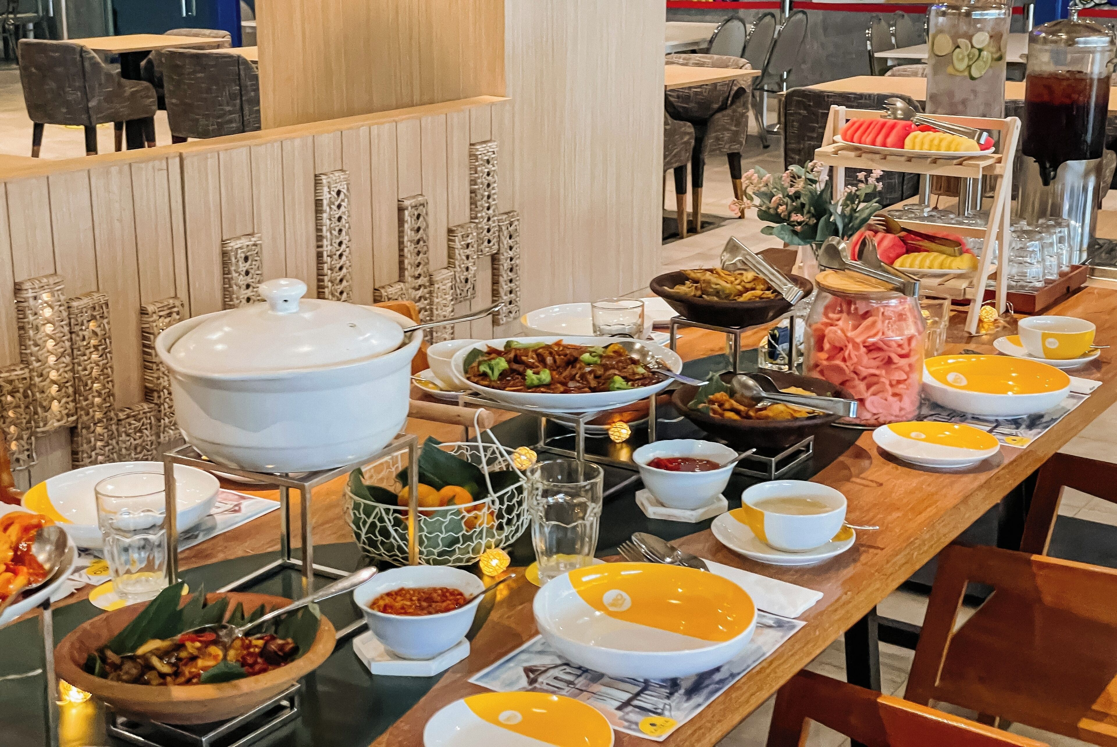 Breakfast, lunch, dinner served; pool views 