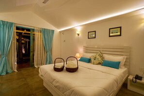 BluRust | Individually furnished, desk, rollaway beds, bed sheets