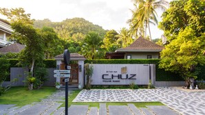 Un complejo de villas con un cartel que dice 'CHUZ VILLAS SAMUI'.