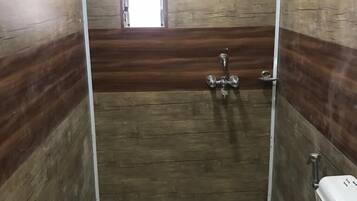 Shower, free toiletries