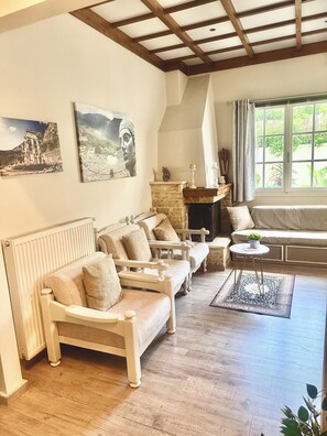 Smart-tv, eldstad, böcker och kontor