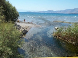 Una playa cerca, sillas reclinables de playa, toallas de playa