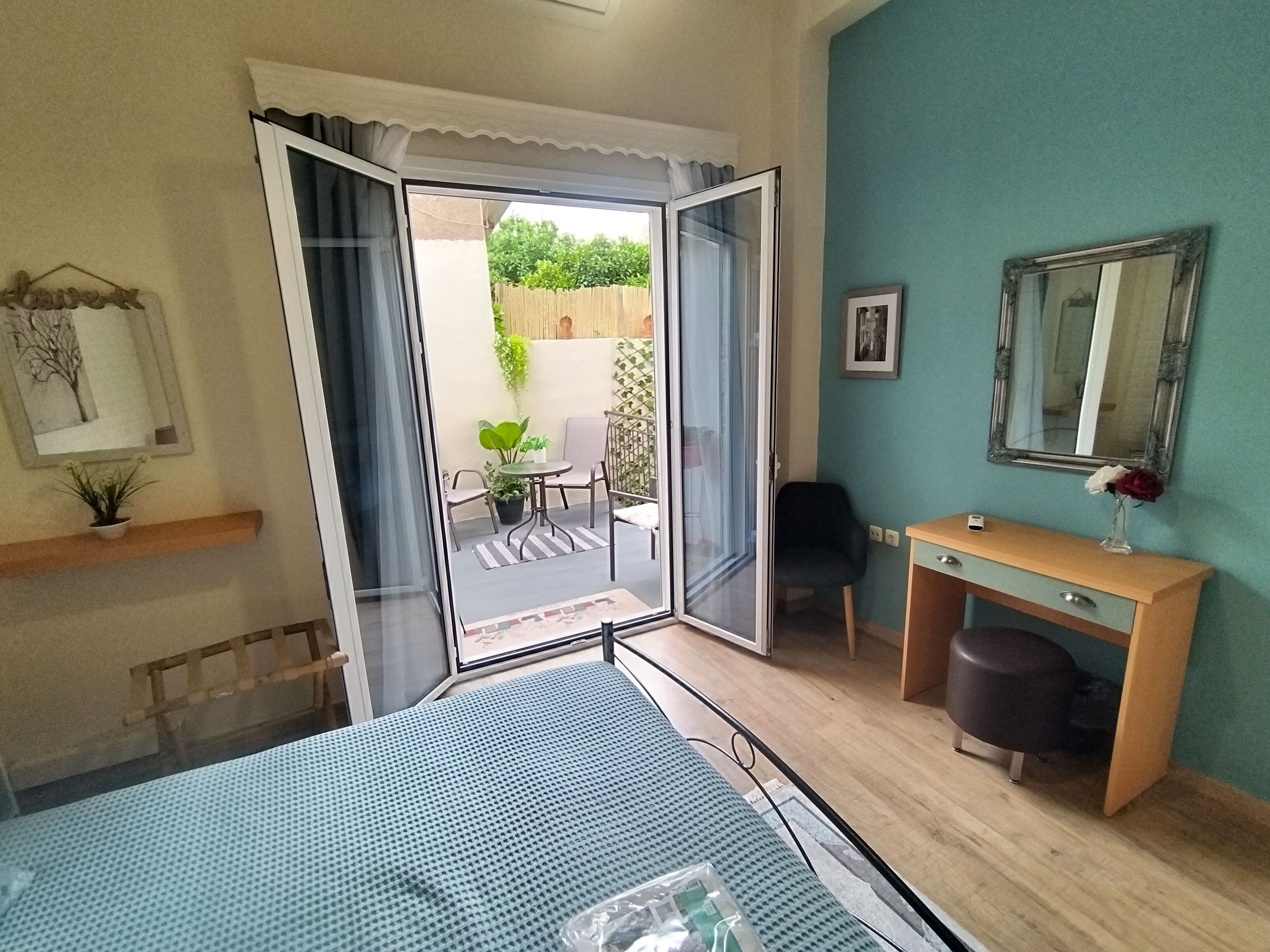 3 chambres, coffres-forts dans les chambres, bureau