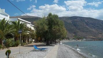 Beach nearby, sun loungers, beach towels