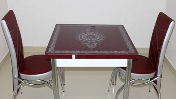 Basic Apartment, 1 Large Twin Bed, Accessible, Non Smoking | In-room dining