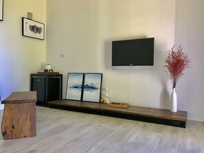 مكتب وستائر تعتيم وتجهيزات عازلة للصوت وأسرّة قابلة للطي