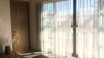 Deluxe Double Room, 1 Queen Bed, Non Smoking | Living area | Plasma TV