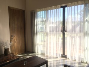 Kamar Double Deluks, 1 Tempat Tidur Queen, Bebas Asap Rokok | Area keluarga | TV plasma