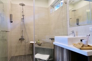 Bathroom shower - Instay (Puli)