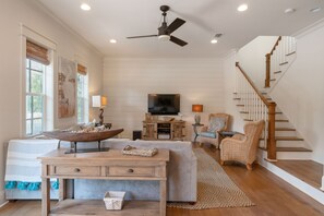 تلفزيون ذكي، مشغل دي في دي، تنس طاولة، كُتُب