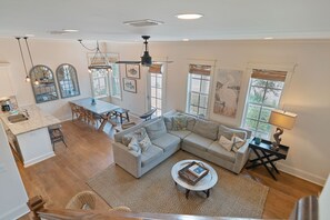 Smart-TV, DVD-Player, Tischtennisplatte, Bücher