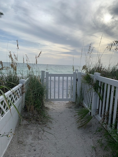 Relaxing 'Beach Nest' in Sunset Beach with Easy Beach and Bay Access