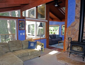 Smart TV, chimenea, videojuegos y reproductor de DVD 