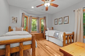 3 makuuhuonetta, työpöytä, silitysrauta/-lauta, vauvan matkasänky