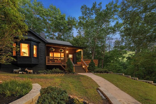 Mins to Highlands | Hot Tub, Fire Pit, Game Room