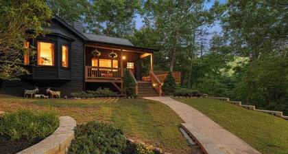 Mins to Highlands | Hot Tub, Fire Pit, Game Room