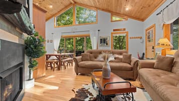 Smart TV, chimenea y oficina