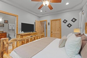 3 bedrooms, desk, iron/ironing board, travel crib