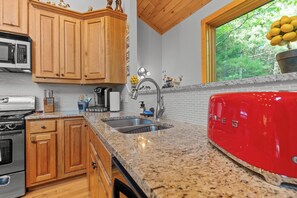 Kylskåp, mikrovågsugn, ugn och spishäll