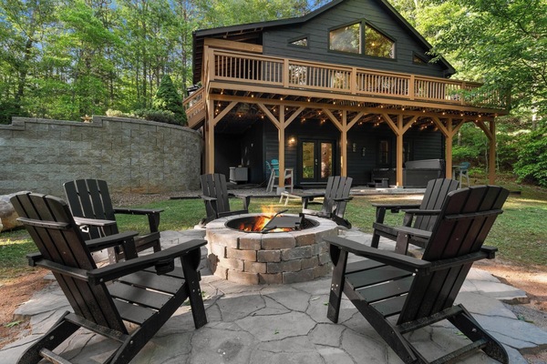 Enjoy stunning sunsets by the outdoor fire, perfect for cozy evenings with loved ones.