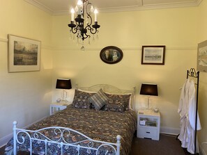 3 bedrooms, premium bedding, memory-foam beds, individually furnished - River Front Estate (Huonville)