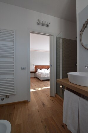 Habitación superior con 1 cama doble o 2 individuales | Baño | Ducha y cabezal de ducha tipo lluvia