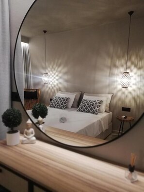 高級寝具、セレクト コンフォート製ベッド、ミニバー、セーフティボックス (室内)