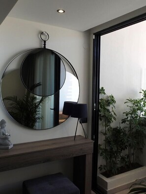 デラックス ダブルルーム シービュー | 高級寝具、セレクト コンフォート製ベッド、ミニバー、セーフティボックス (室内)