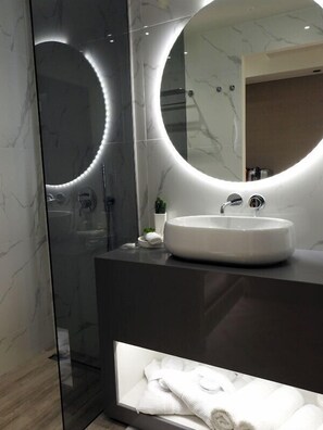 Ropa de cama de alta calidad, colchones Select Comfort y minibar 