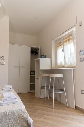 Minibar y caja de seguridad en la habitación