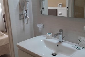 Shower, free toiletries, hair dryer, bathrobes - Blu Palinuro Rooms (Centola)
