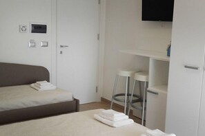 Minibar, in-room safe, laptop workspace, blackout curtains - Blu Palinuro Rooms (Centola)