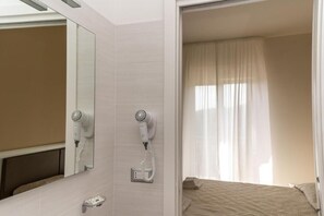 Minibar, in-room safe, laptop workspace, blackout drapes - Blu Palinuro Rooms (Centola)