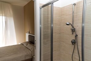 Shower, free toiletries, hair dryer, bathrobes - Blu Palinuro Rooms (Centola)