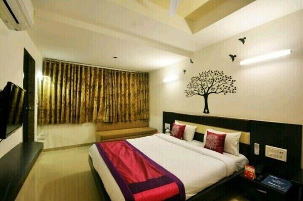 Blackout drapes, rollaway beds, free WiFi, bed sheets