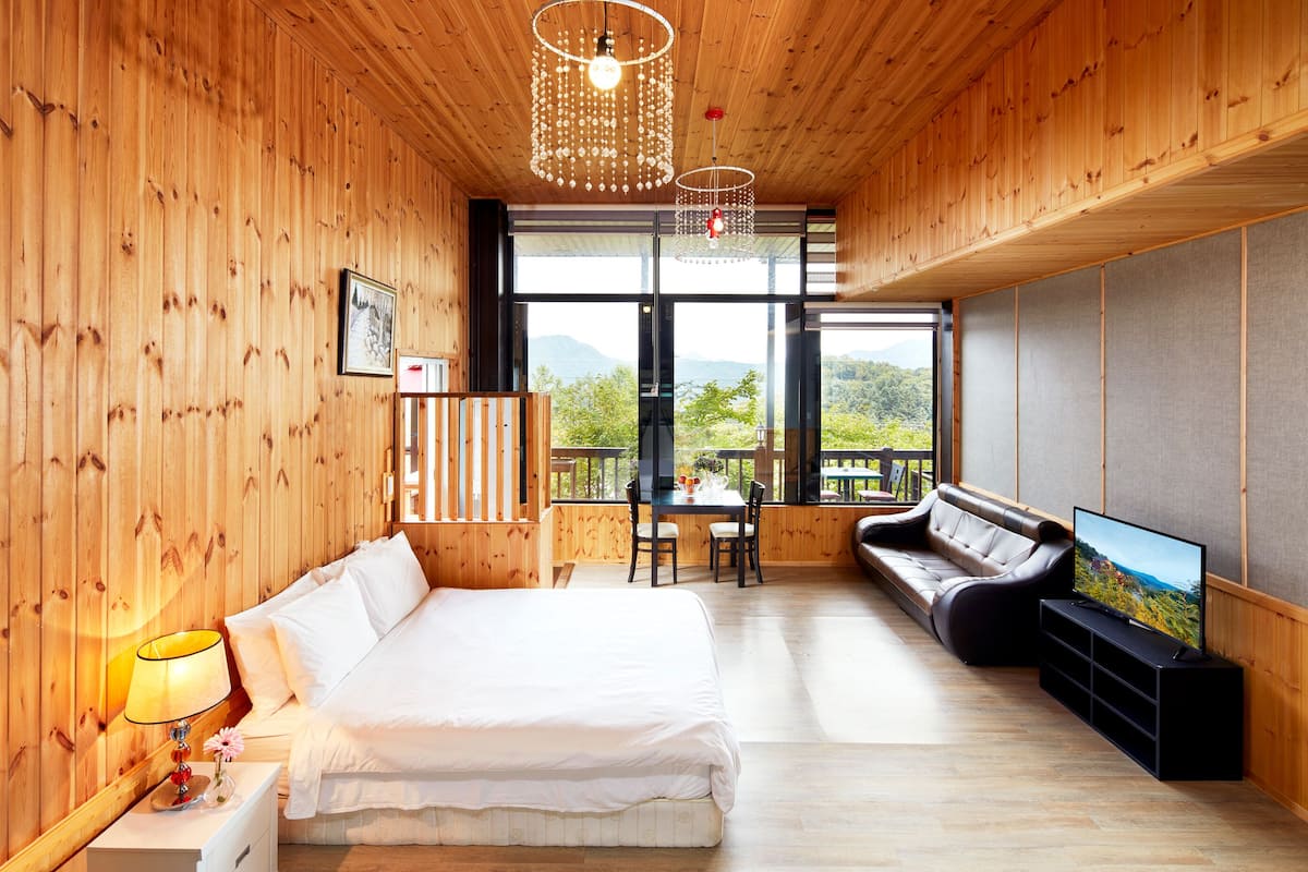 Suite estudio clásica, 1 cama Queen size, vista a la montaña (Duchess Room) | 1 habitación, ropa de cama de alta calidad y decoración personalizada